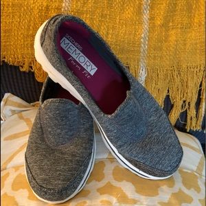Skechers memory form fit shoes w/resalyte